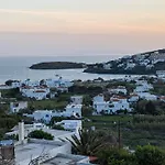 Zenios Andros-cycladic House Overlooking Bay بيت للعطل